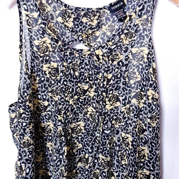 Torrid sleeveless Pleated Front Floral Blouse Sz Ox - Picture 2 of 9